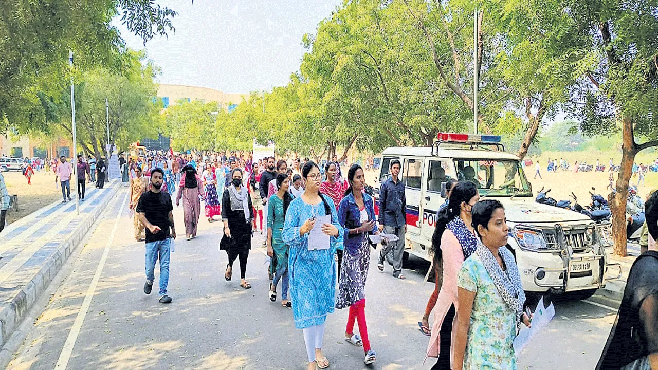 ప్రశాంతంగా గ్రూప్‌-3 పరీక్షలు 