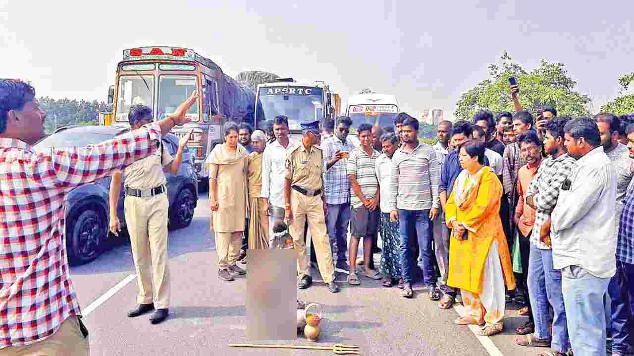 హైవేపై అఘోరి హైడ్రామా