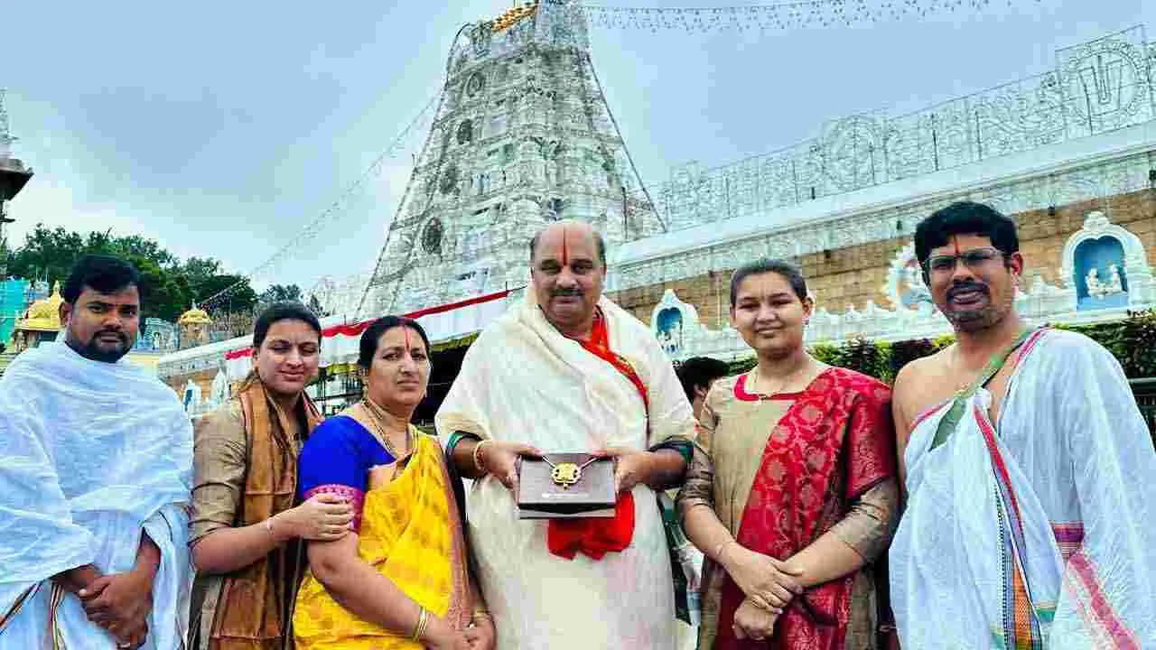 Tirumala: తిరుమల రామానుజాచార్యులకు అరుదైన కానుక సమర్పించిన డీఎన్వీ ప్రసాద్ స్థపతి..