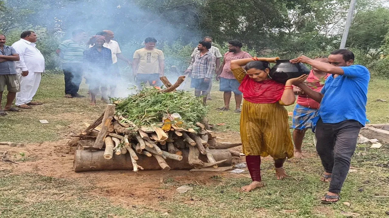 తల్లికి తలకొరివి పెట్టిన కుమార్తె