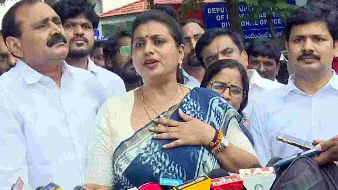 Former Minister Roja: ఏపీలో హిట్లర్, గడాఫి కలిసి పాలన చేస్తున్నట్లు ఉంది: ఆర్కే రోజా..