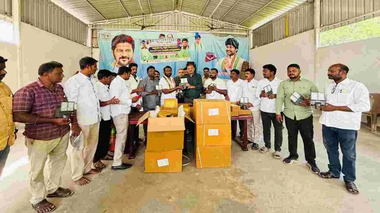 కార్పొరేషన్‌కు వీధి దీపాలు సమకూర్చిన ఆర్‌ఎఫ్‌సీఎల్‌