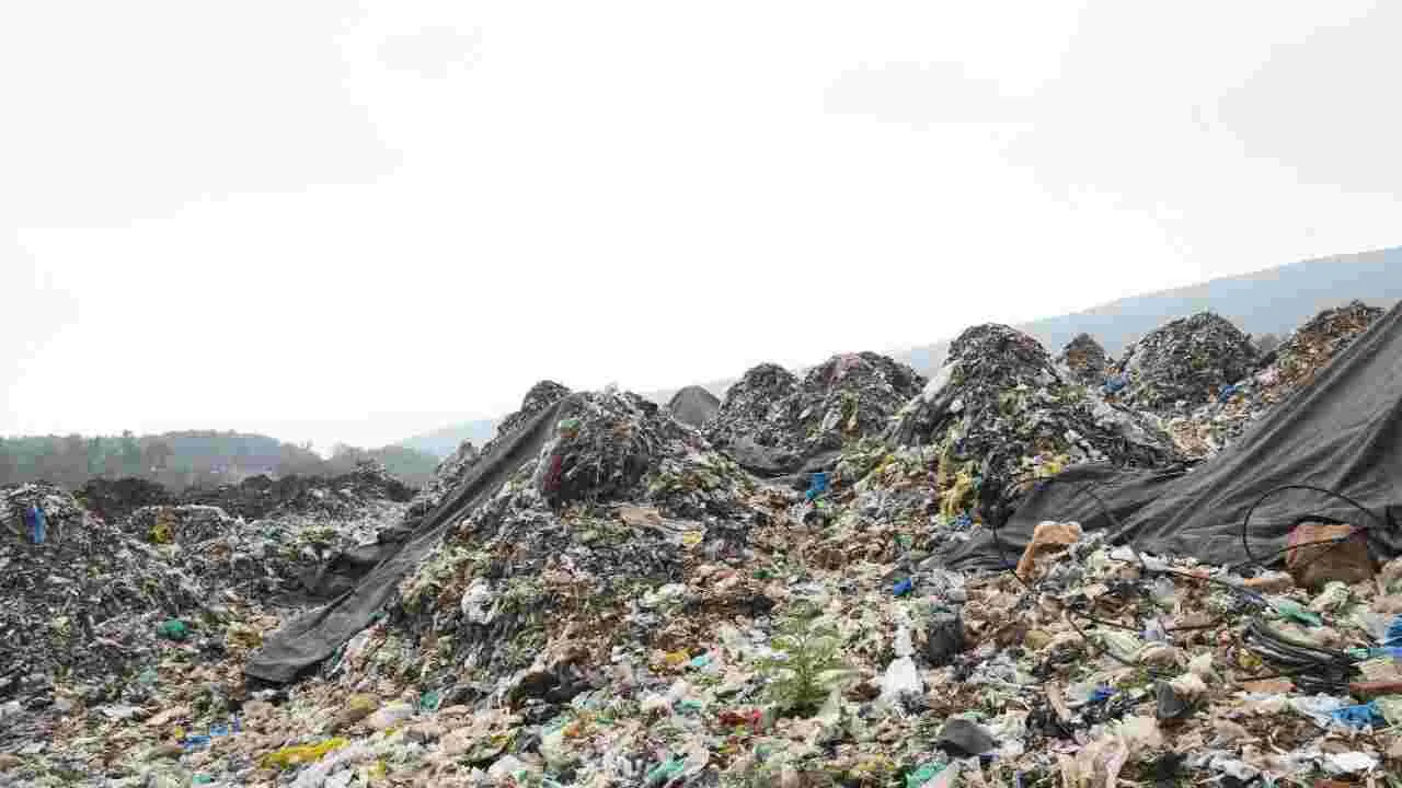 Garbage: కొండలా పేరుకున్న చెత్త