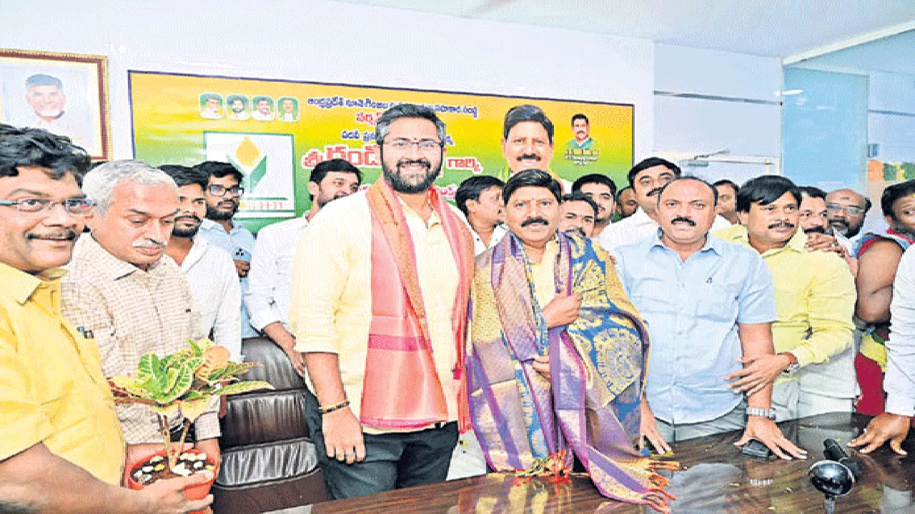 ఏపీ ఆయిల్‌ ఫెడ్‌ పర్సన్‌ ఇన్‌చార్జిగా గండి బాబ్జీ బాధ్యతలు స్వీకరణ