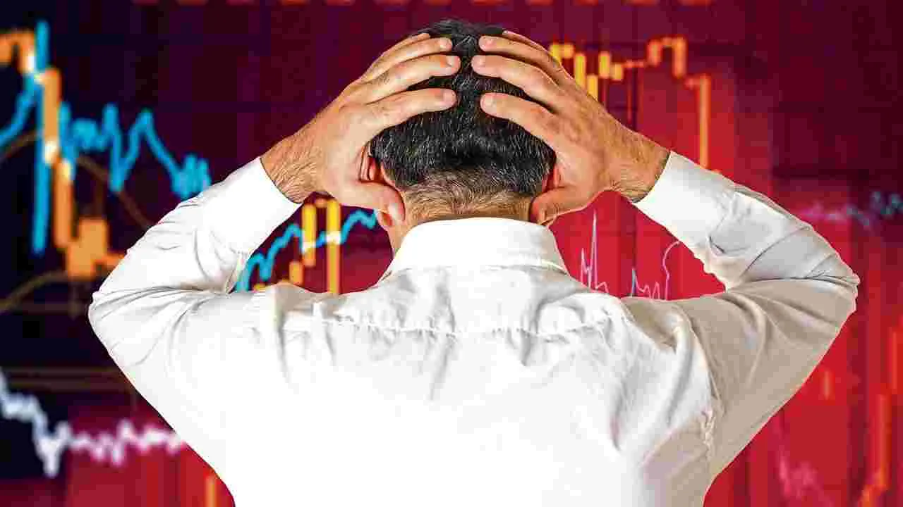 Stock Markets: కుప్పకూలిన స్టాక్ మార్కెట్లు.. మదుపర్ల లక్షల కోట్లు ఆవిరి..