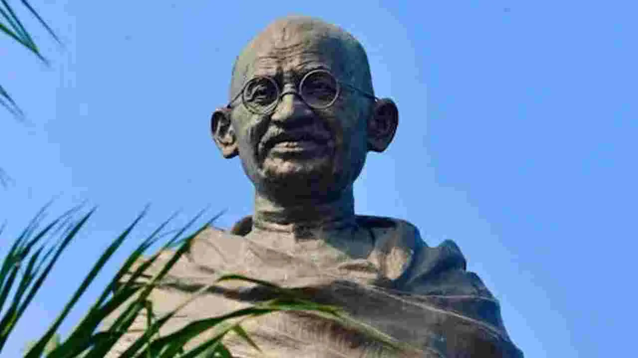 Gandhi statue: బాపూఘాట్‌లో మహాత్ముడి శాంతి విగ్రహం