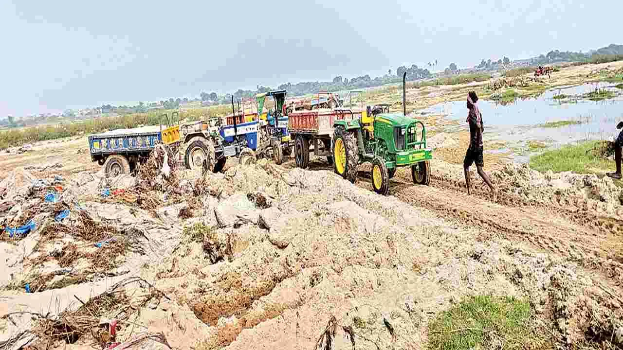 ఇసుక తోడేస్తున్నారు