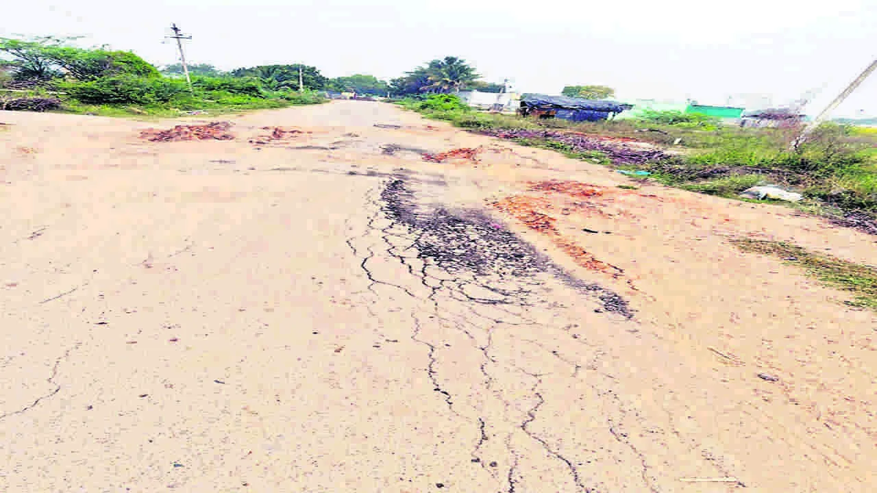 ROADS : ఈ రోడ్లకు మోక్షమెప్పుడో..?