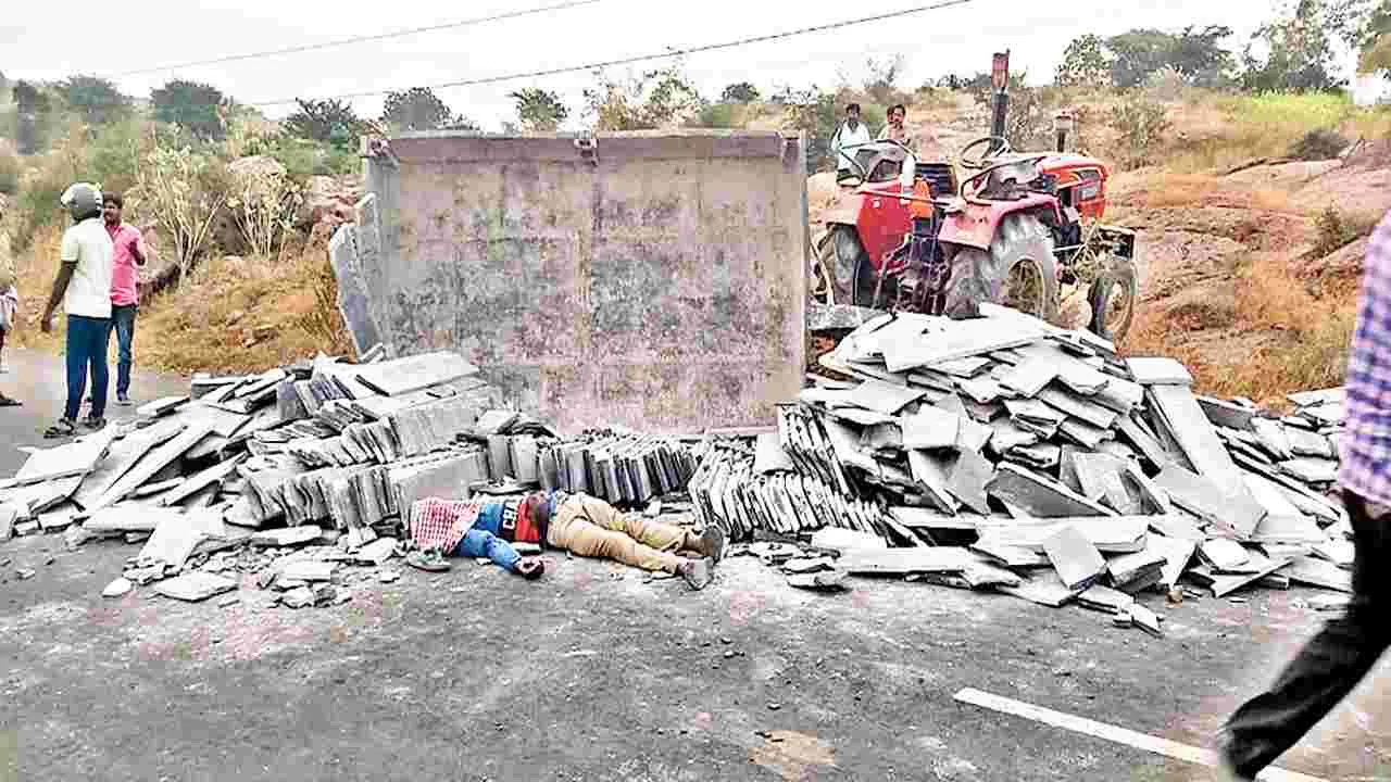 టైరు పేలి.. ట్రాక్టర్‌ బోల్తా