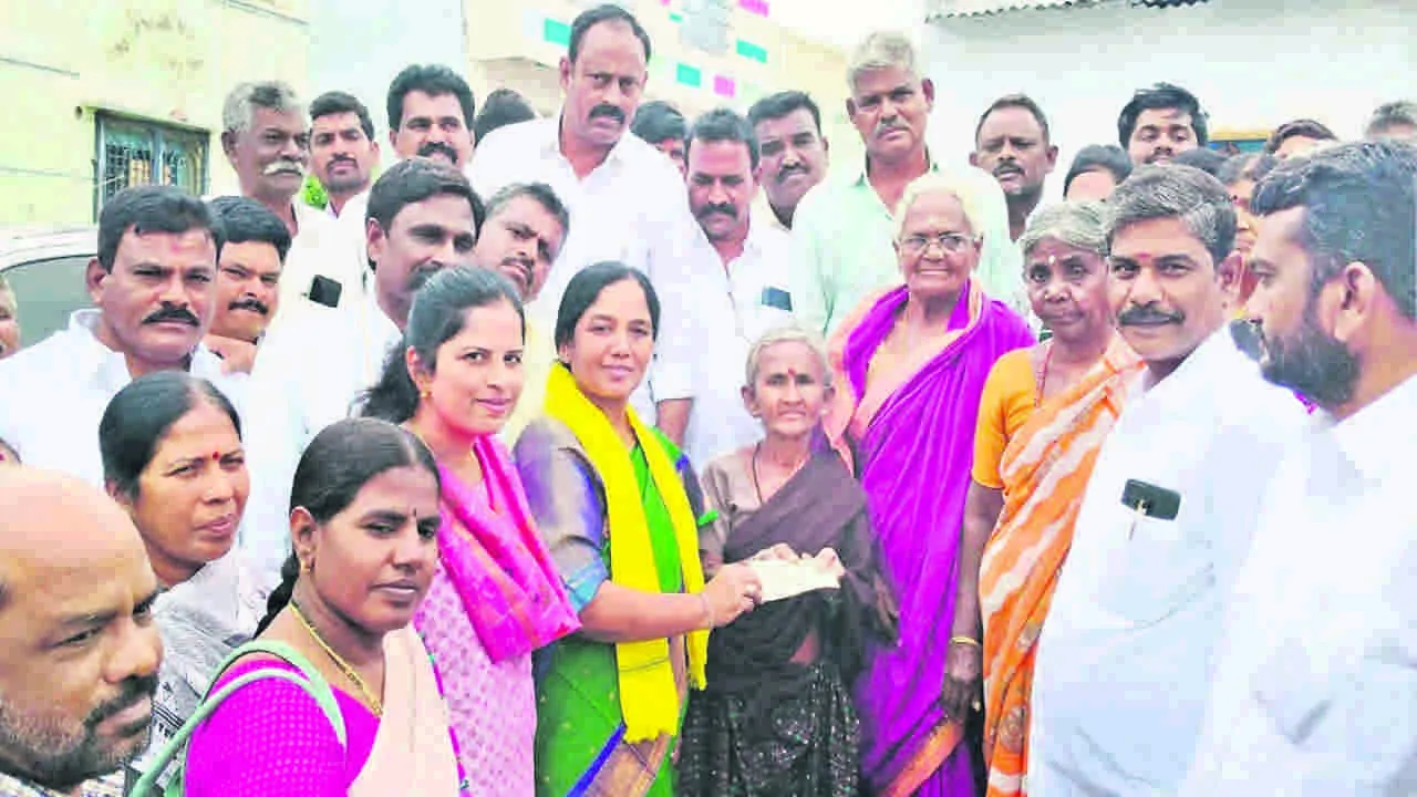 MLA SUNITA : సంక్రాంతికి కొత్త పింఛన్లు, రేషన కార్డులు