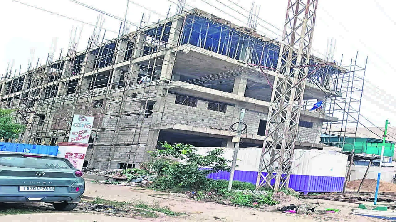 WITHOUT PERMITS : అడ్డదిడ్డమైన కట్టడాలు