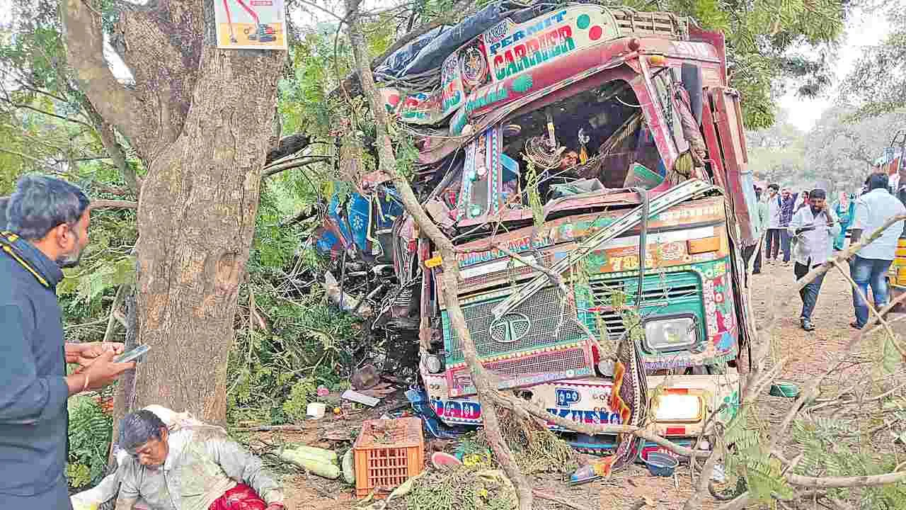 Lorry Accident: రైతులపైకి దూసుకెళ్లిన లారీ.. నలుగురి దుర్మరణం