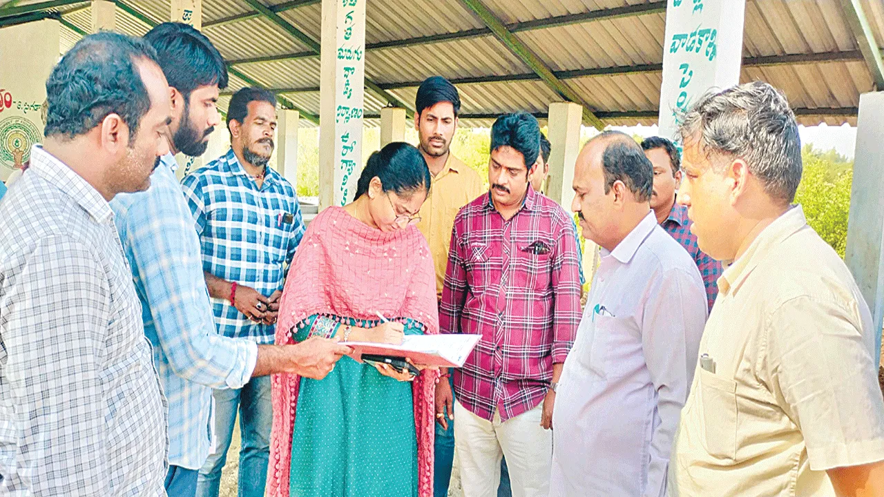 కేంద్రాల నిర్వహణలో అలసత్వం వహిస్తే చర్యలు