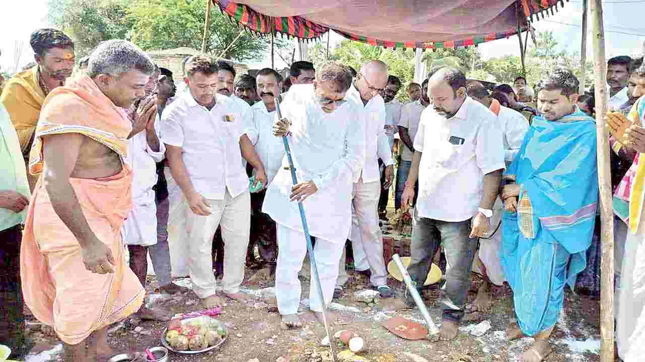 ఆలయ నిర్మాణానికి భూమి పూజ 