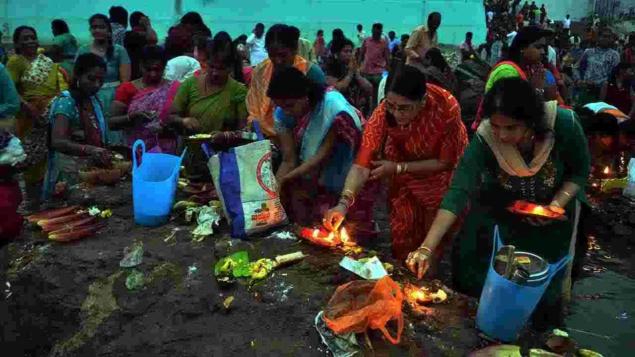 Poli Padyami: వైభవంగా పోలి పాడ్యమి.. భక్తిశ్రద్ధలతో దీపారాధనలు