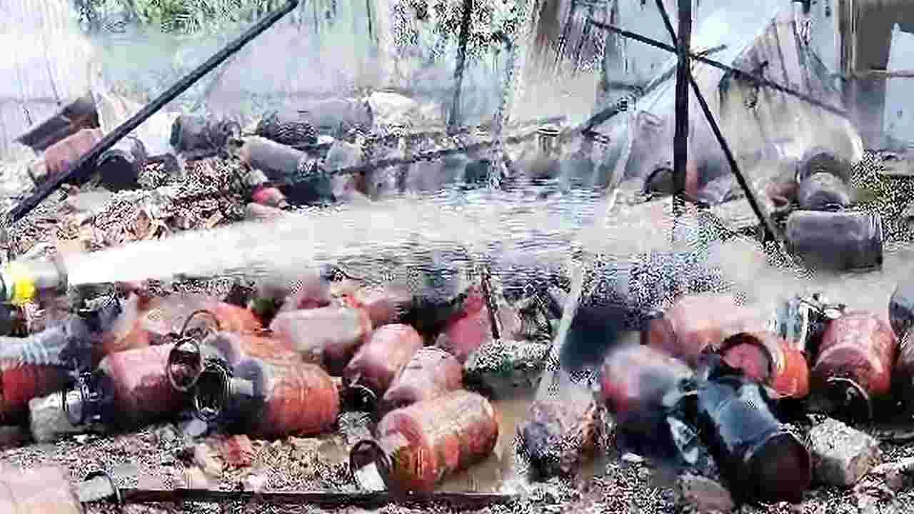 Gas Cylinder Blast: అక్రమ గ్యాస్ సిలిండర్‌ గోదాములో పేలుడు.. ఆరుగురికి గాయాలు