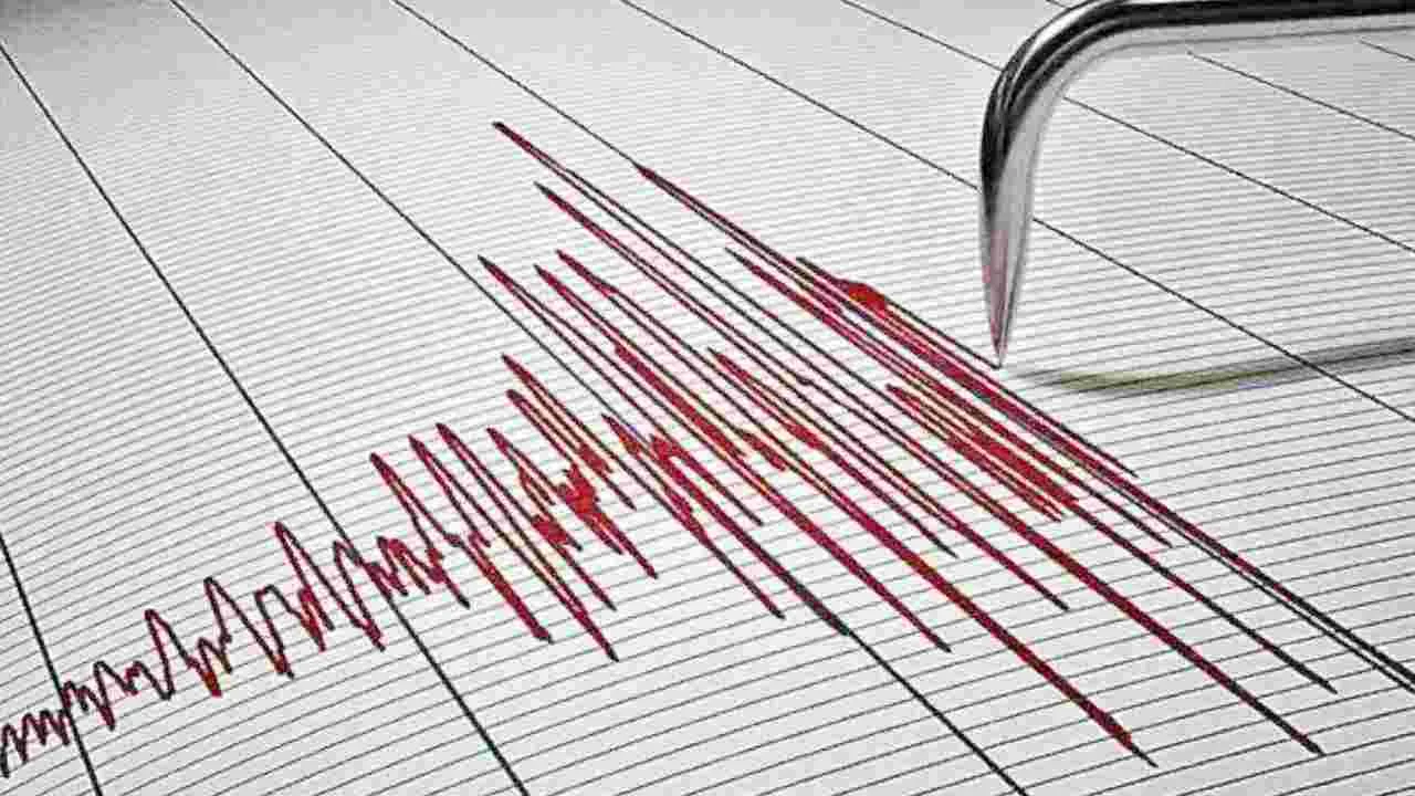 Earthquake: మూడు సార్లు భూకంపం.. బయటకు పరుగులు తీసిన జనం..