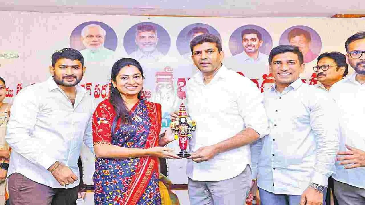 యువతకు సమాజంపై బాధ్యత ఉండాలి