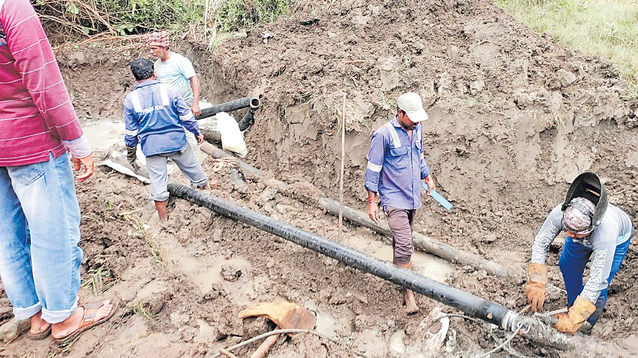 గెద్దాడలో ఓఎన్జీసీ పైపులైను స్వల్ప లీకేజీ