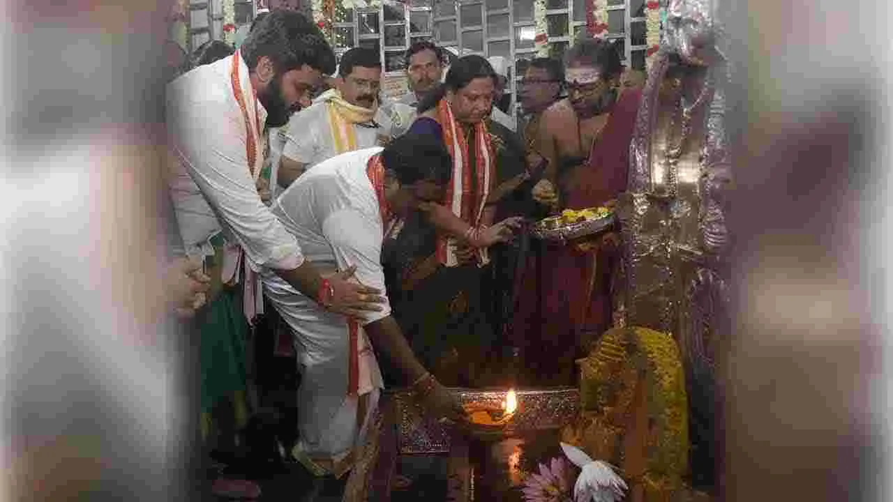 మహాలక్ష్మి ఆలయంలో తొలి గురువారం పూజలు