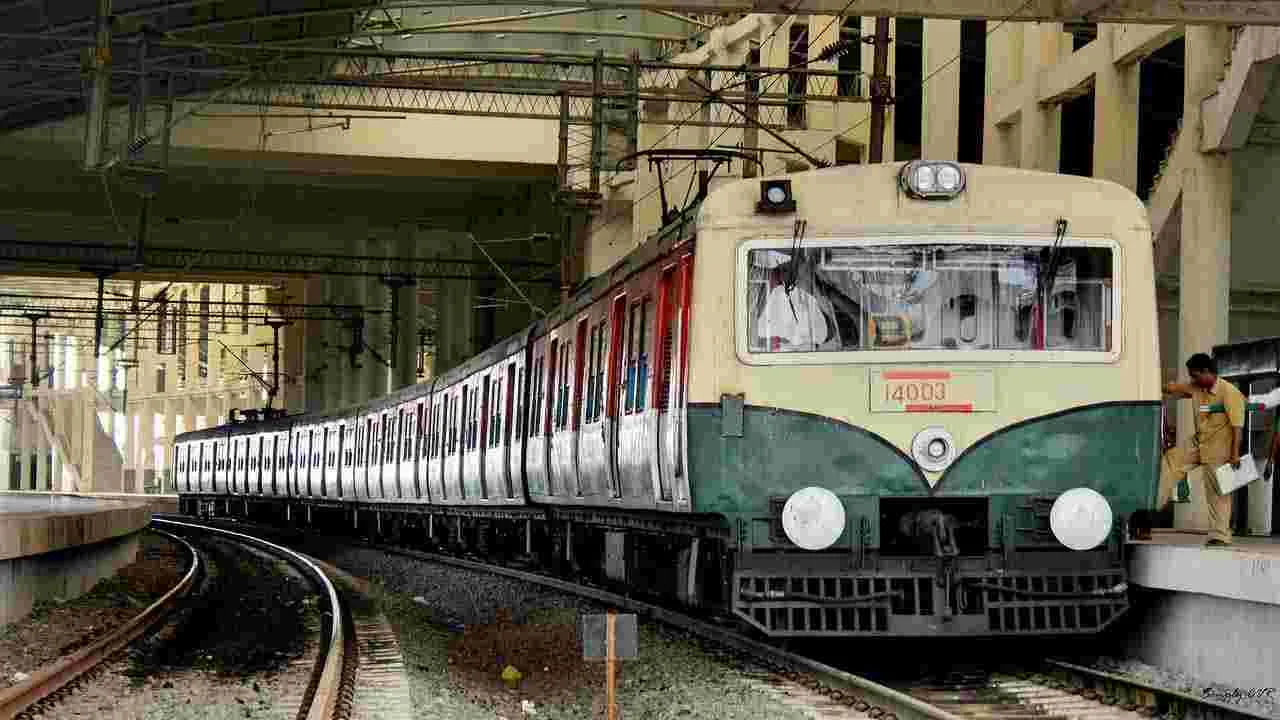 Suburban trains: ఇక.. సబర్బన్‌ రైళ్లకు ఏసీ బోగీలు