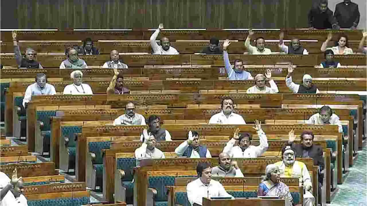 Parliament Winter Session:  కొనసాగుతోన్న వాయిదాల పర్వం.. మూడు కీలక బిల్లుల ఆమోదం!