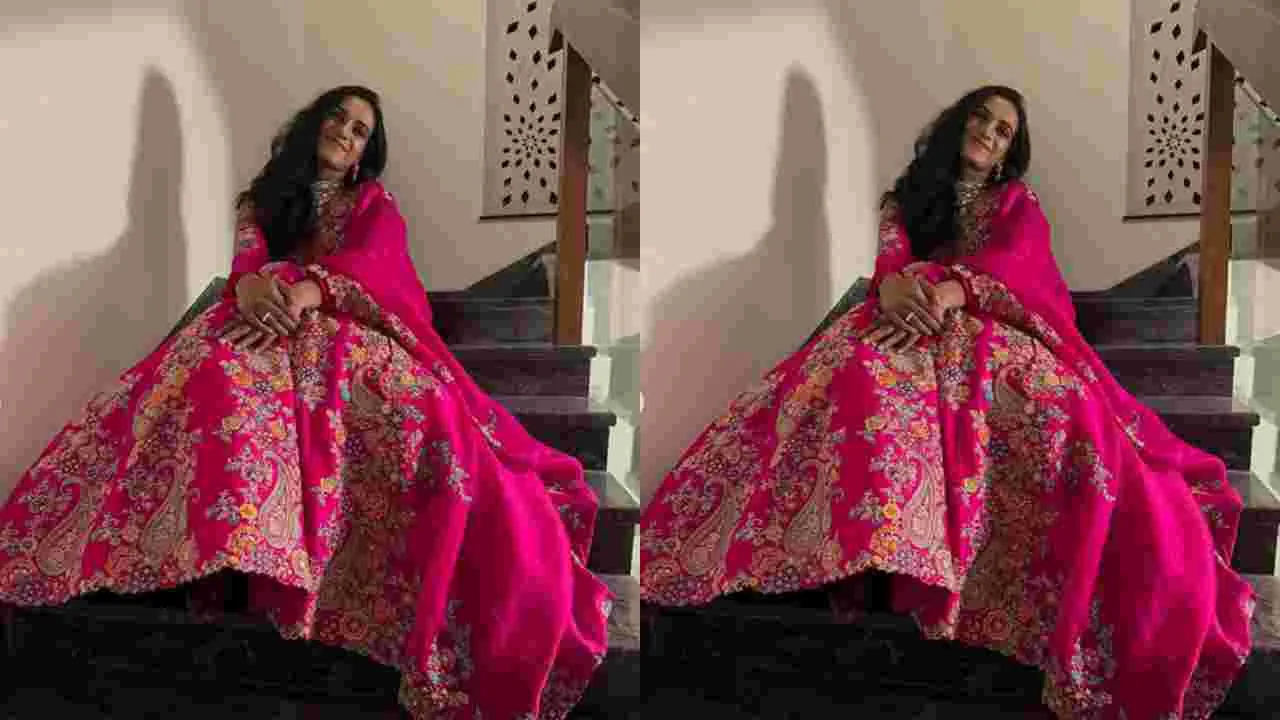 PV Sindhu:  పీవీ సింధు హ్యాండ్ ఎంబ్రాయిడరీ లెహంగా సెట్‌ను రూపొందించడానికి 2,350 గంటలు..