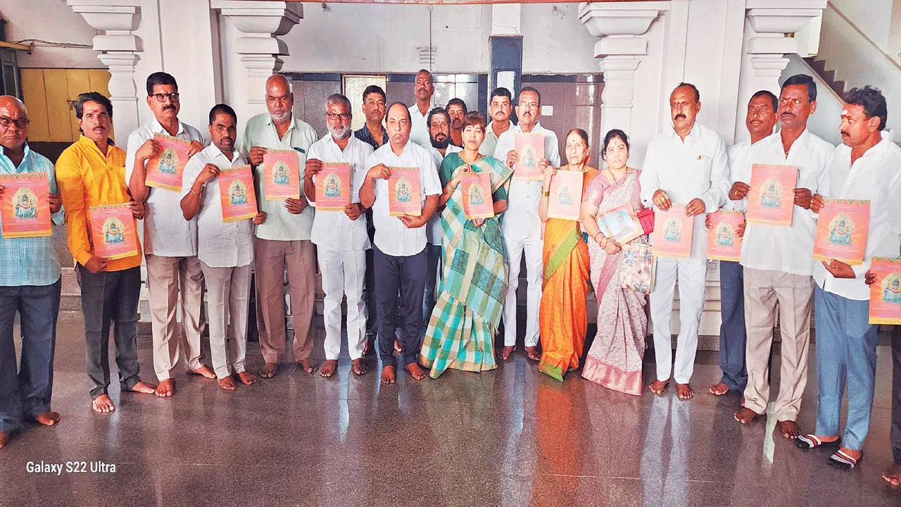 ఆలయ శిఖర ప్రతిష్ఠాపన ఆహ్వాన పత్రిక విడుదల