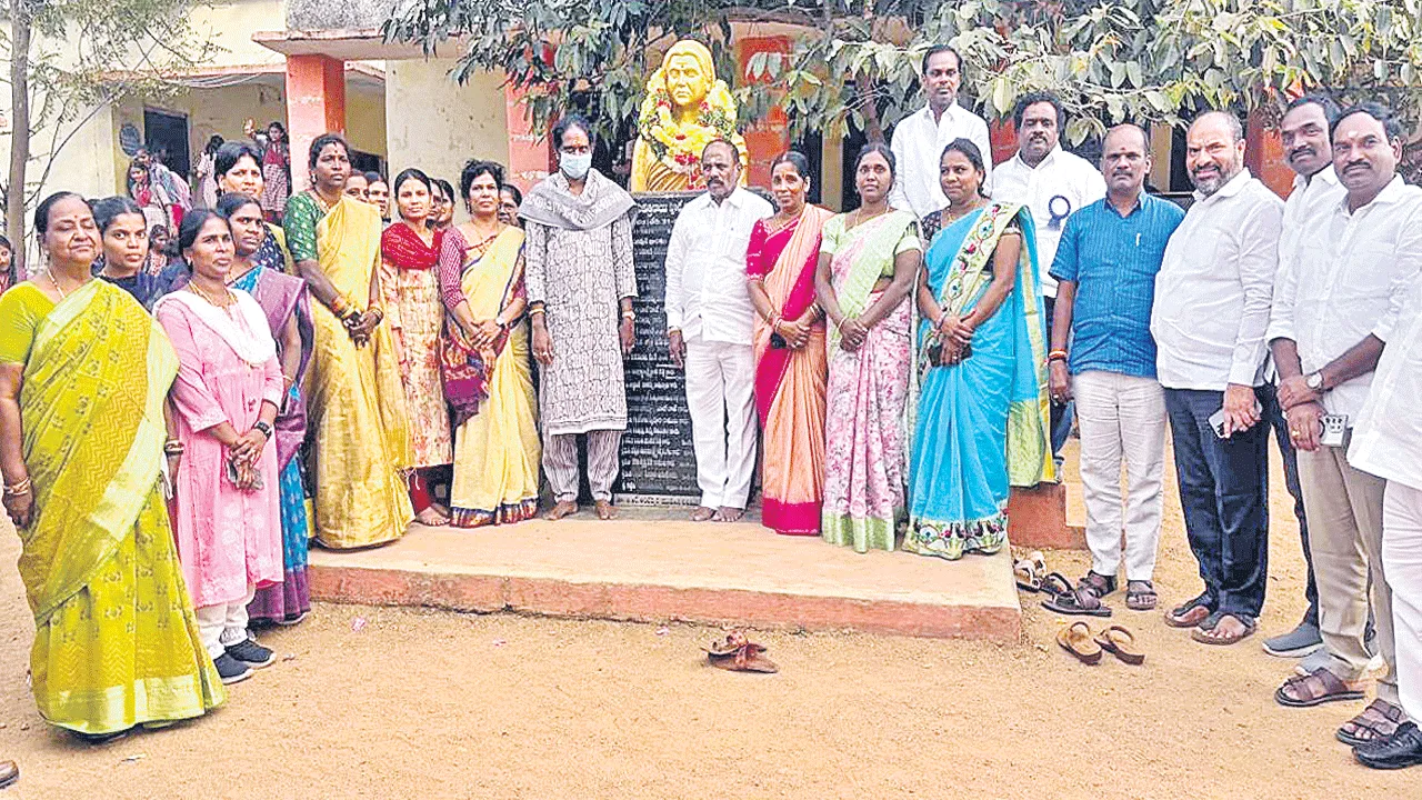 సావిత్రిబాయి జీవితం అందరికీ ఆదర్శం