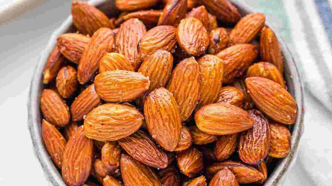 కాల్చిన బాదం తింటే.. ఈ చర్మ సమస్యలకు చెక్‌..