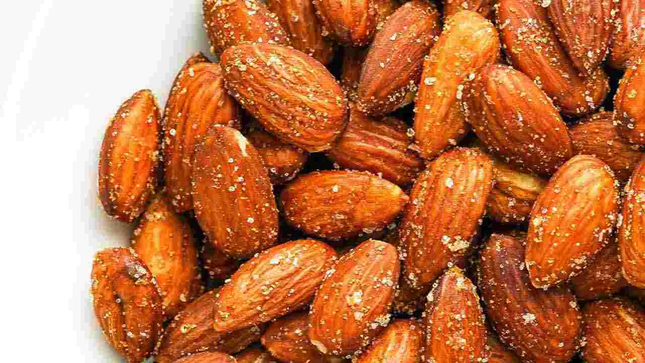 కాల్చిన బాదం తింటే.. ఈ చర్మ సమస్యలకు చెక్‌..