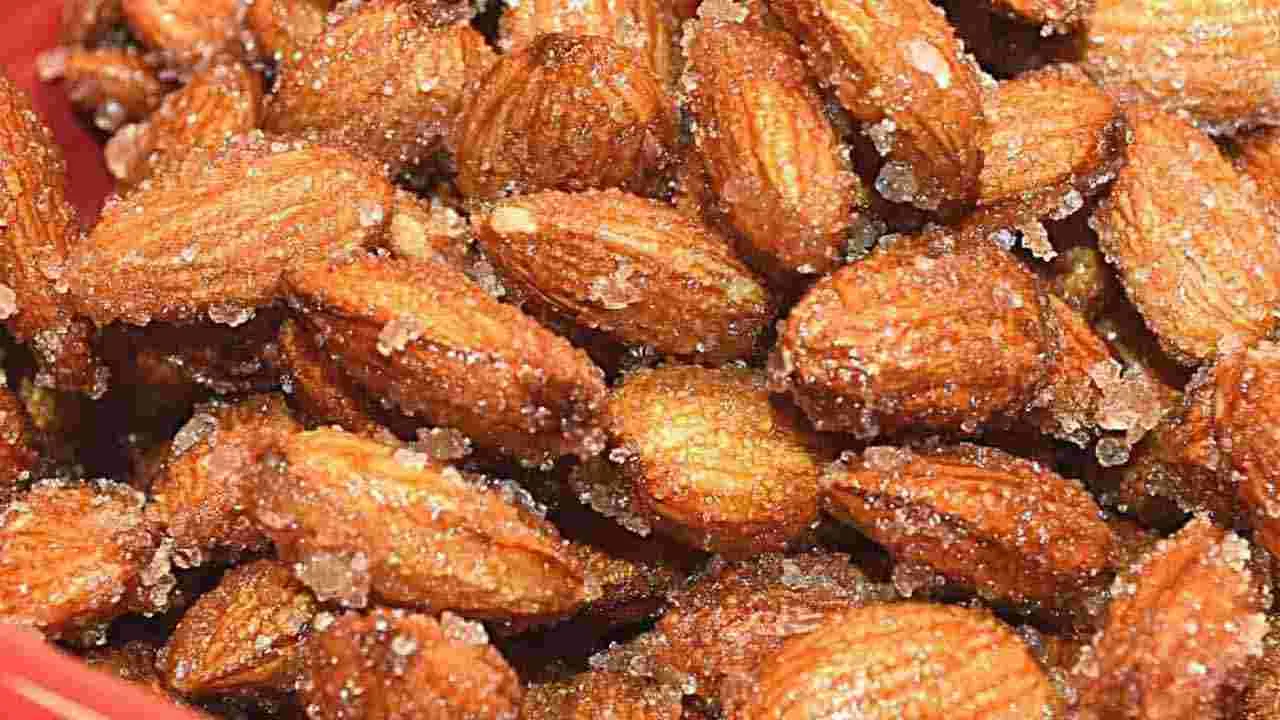 కాల్చిన బాదం తింటే.. ఈ చర్మ సమస్యలకు చెక్‌..