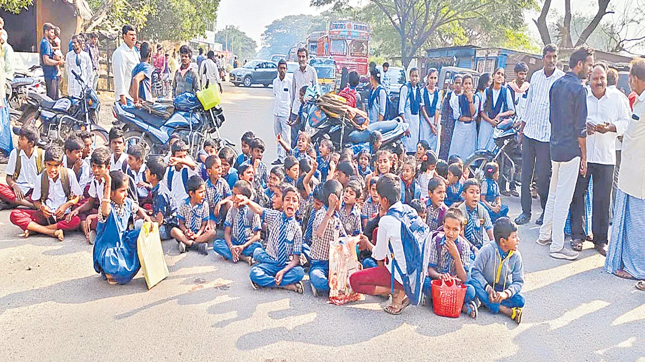 బస్సు బంద్‌.. విద్యార్థుల ధర్నా