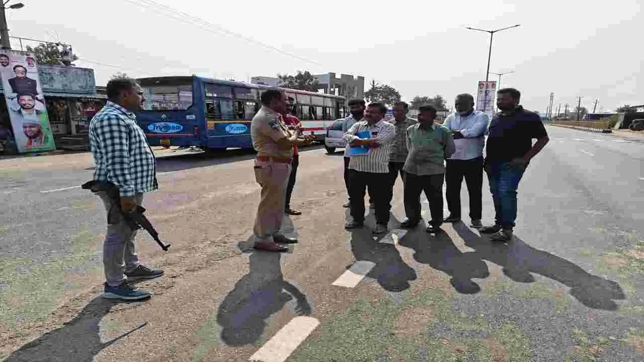 రోడ్డు ప్రమాద స్థలాన్ని పరిశీలన