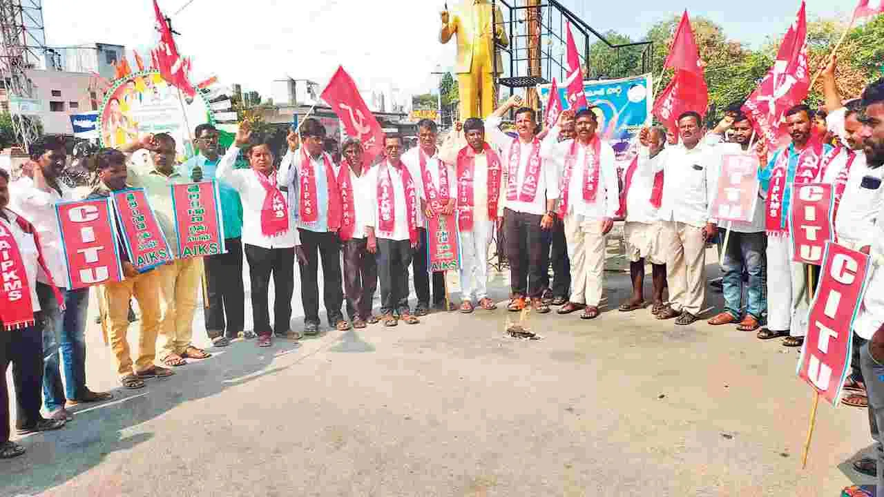 మార్కెట్‌ కొత్త విధానాన్ని ఉపసంహరించుకోవాలి