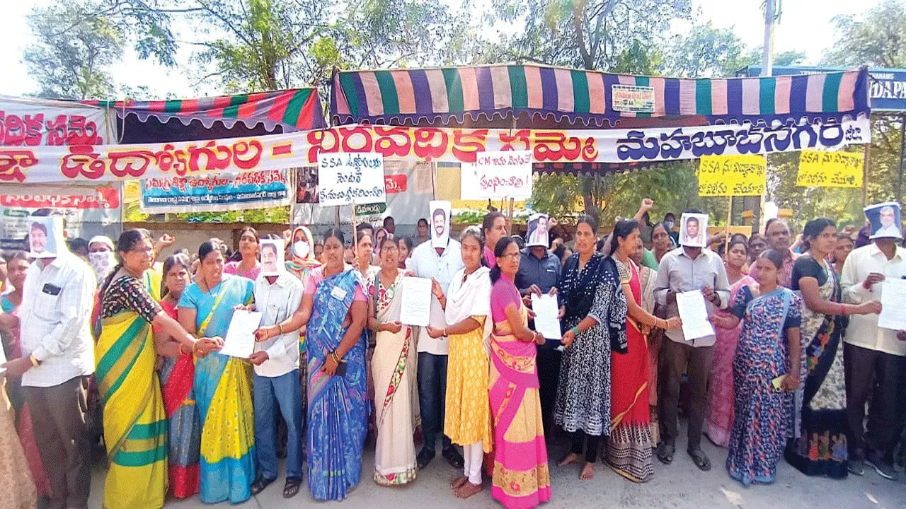 ముఖ్యమంత్రి మాస్క్లతో ఆందోళన