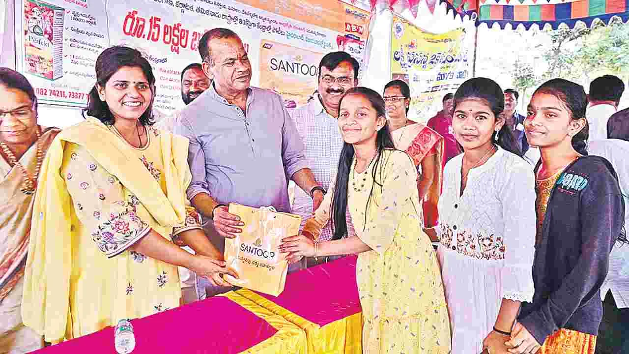 Sankranti Celebrations: నేలపై హరివిల్లులు..