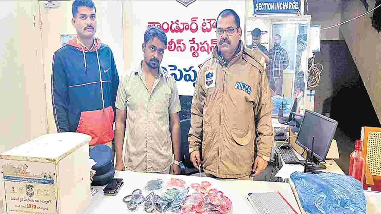 32 ప్యాకెట్ల చైనా మాంజా స్వాధీనం 