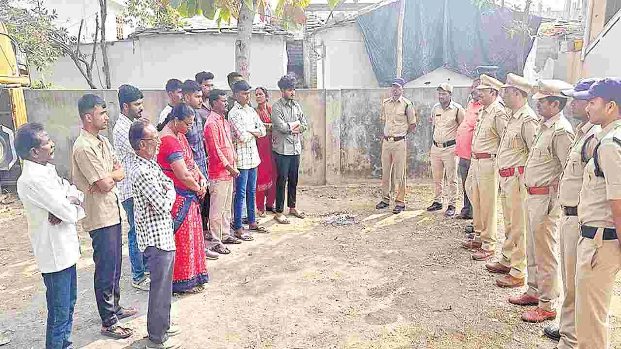 గంజాయి సేవిస్తున్న ముగ్గురిపై కేసు