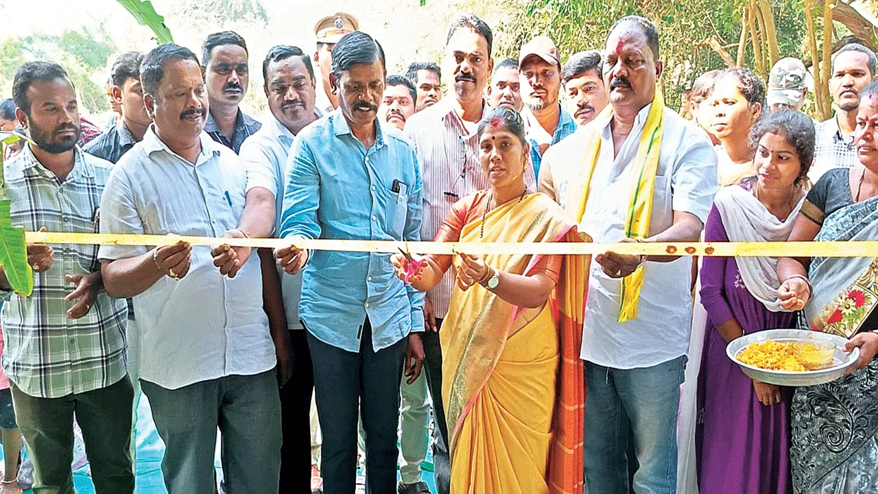 మినీ గోకులాలు ప్రారంభం