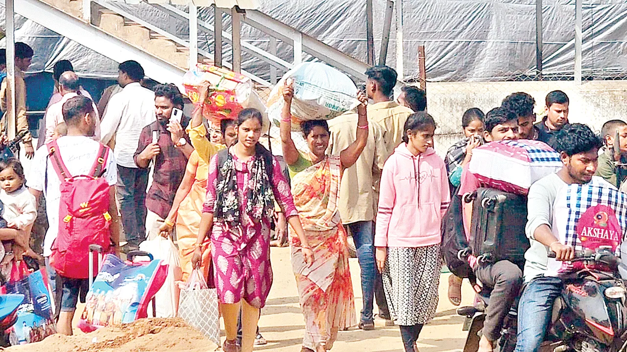 సొంతూరు వస్తున్నారు..