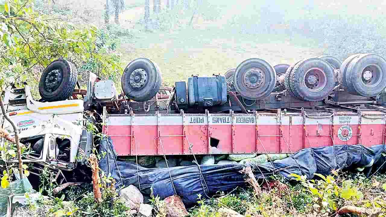 లోయలో సిమెంట్‌ లారీ బోల్తా