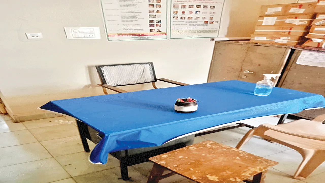 వైద్యుడు లేరు.. సిబ్బంది కరువు