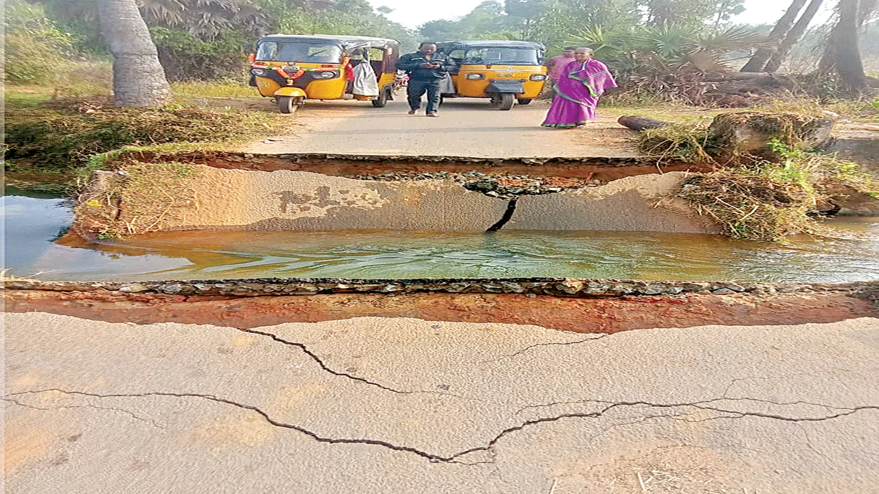 కూలిపోయిన రైవాడ కాలువ కల్వర్టు