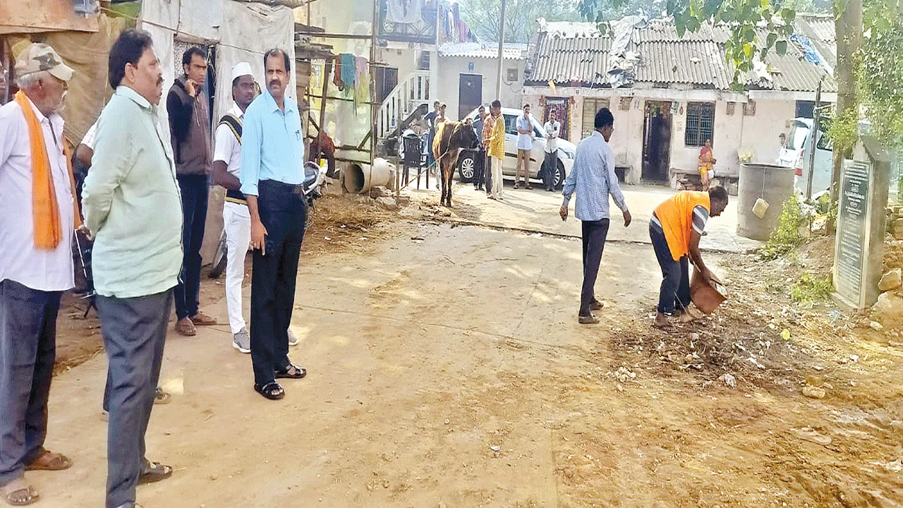 విజయనగరంలో ప్రజా మరుగుదొడ్ల కూల్చివేత