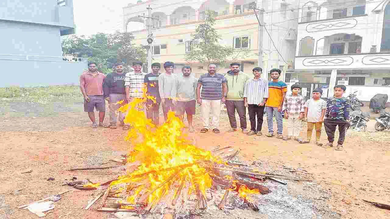 అంబరాన్నంటిన భోగి సంబురాలు