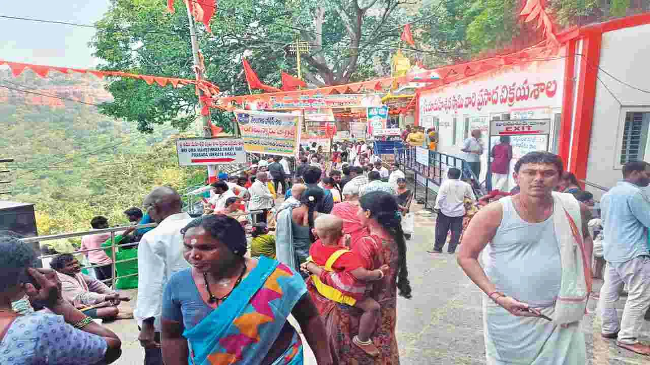 పోటెత్తిన భక్తులు