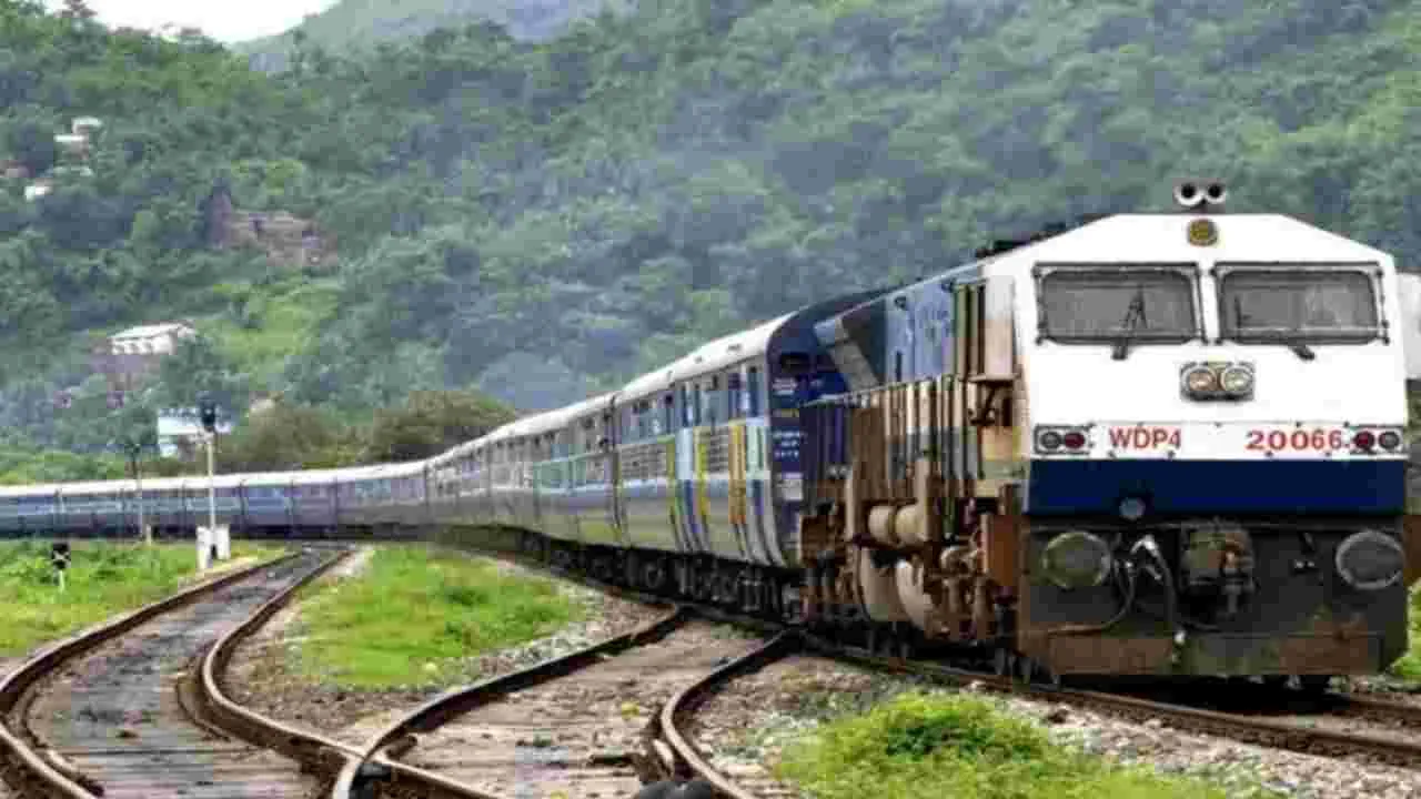 Special Trains: సంక్రాంతి నేపథ్యంలోకాకినాడకు 6 ప్రత్యేక రైళ్లు