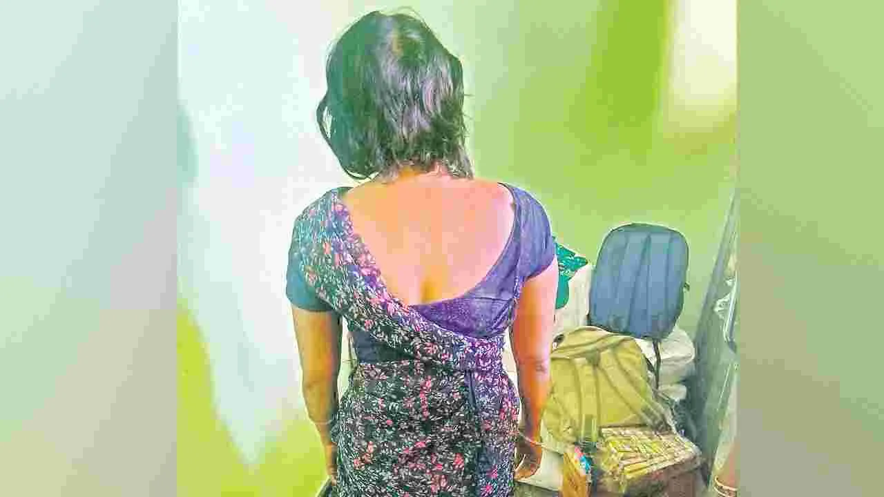 Penukonda: మహిళను కొట్టి.. జుత్తు కత్తిరించారు!