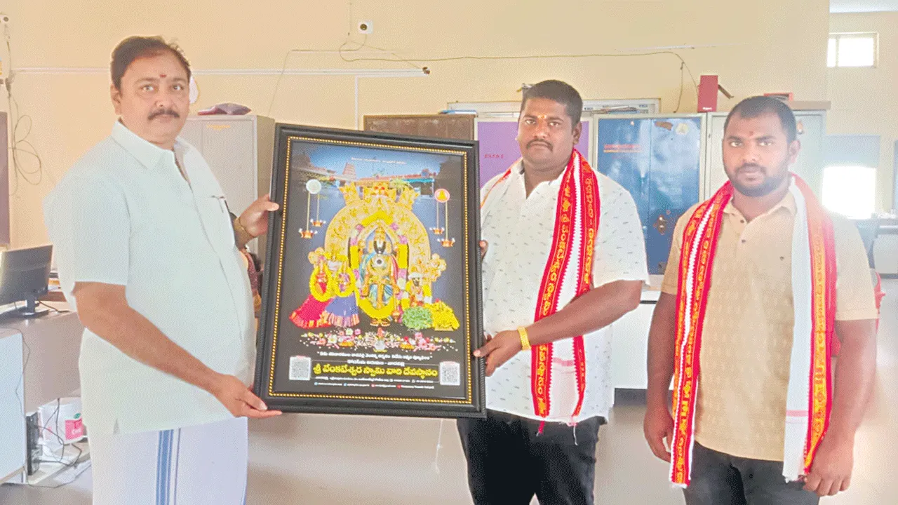 వాడపల్లి ఆలయంలో భక్తుల రద్దీ